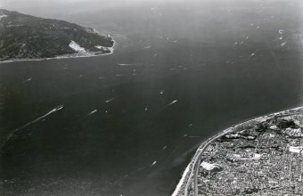 写真：橋がかかる前の明石海峡