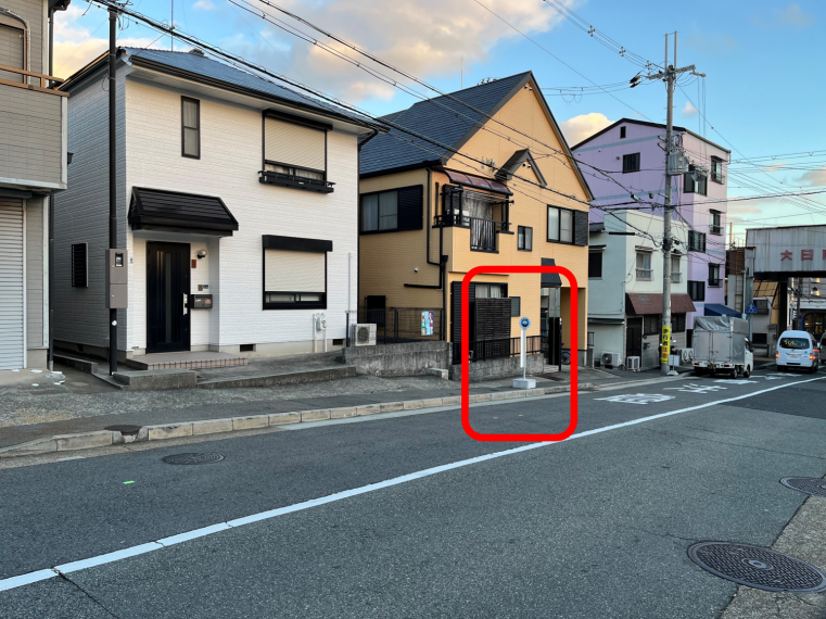 大日商店街（JR灘駅方面）停留所写真です。大日商店街の入口の北側かつ、大日商店街停留所（神仙寺方面）の道路を挟んで向かいです。