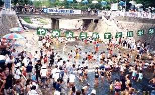 都賀川・「川開き式」の様子