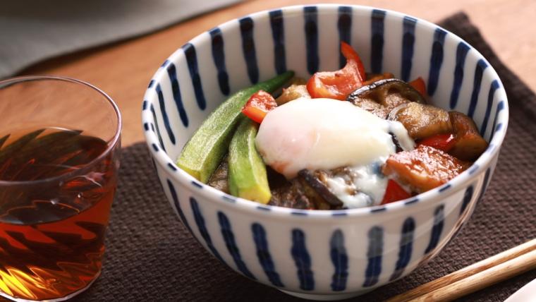 さつまあげと季節野菜のてりたま丼